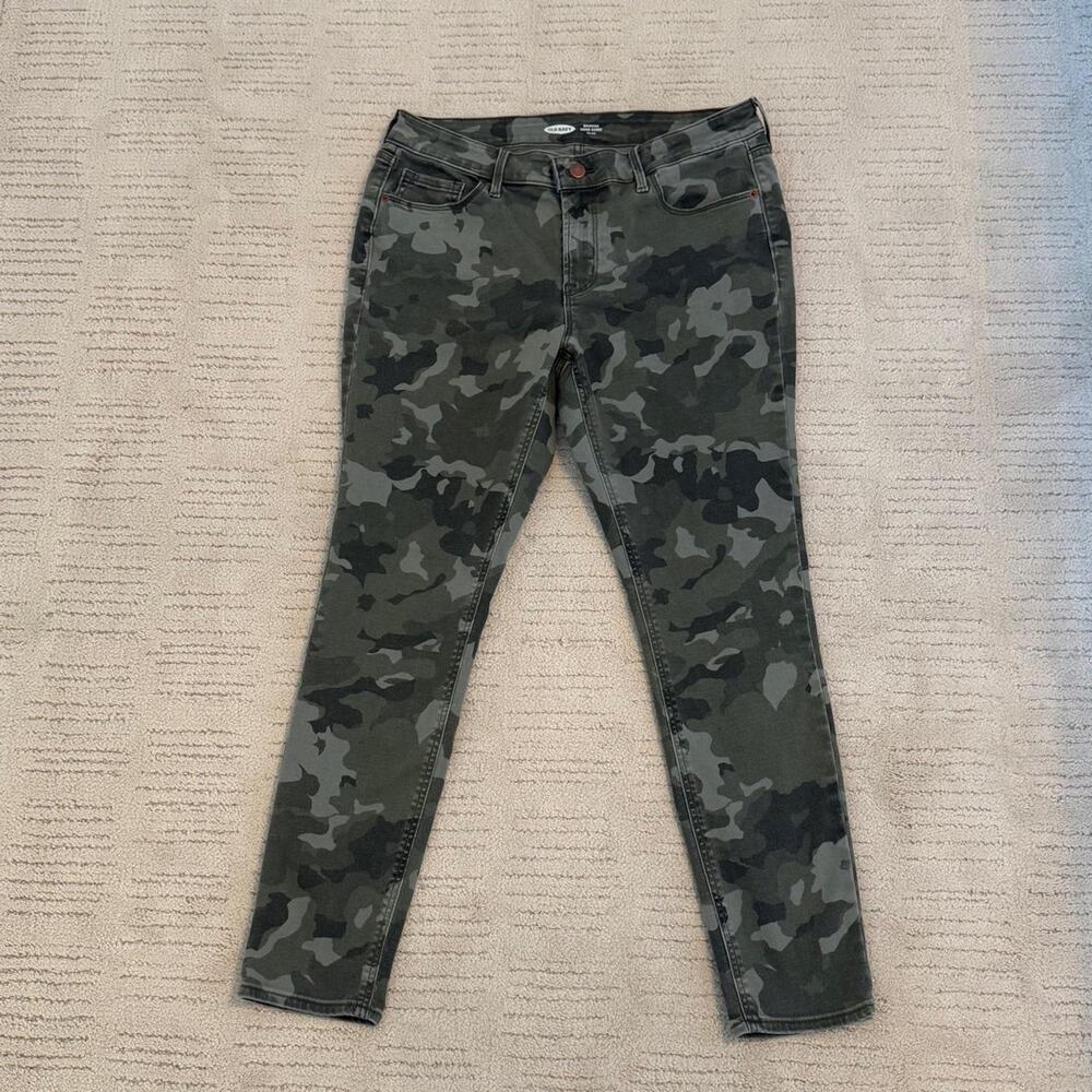 Old Navy Rockstar Super Skinny Mid-Rise. Size 12P Camouflage Green